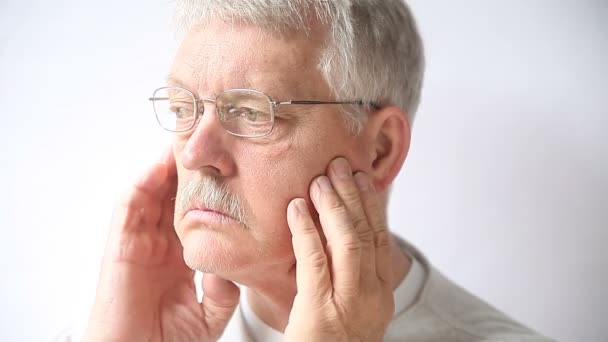 Gros Plan Homme Âgé Qui Indique Ressent Douleur Près Ses — Video