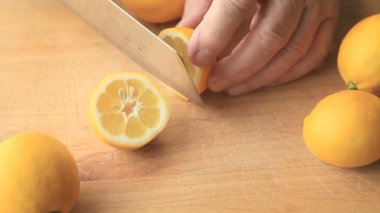 Kıdemli adam kesme tahtası üzerinde bir limon hazırlar
