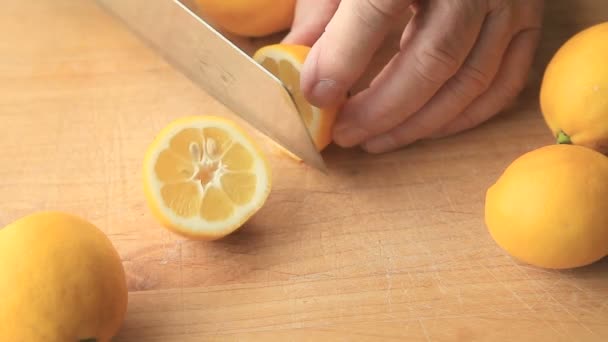 Senior Man Prepares Lemon Cutting Board — Stock Video