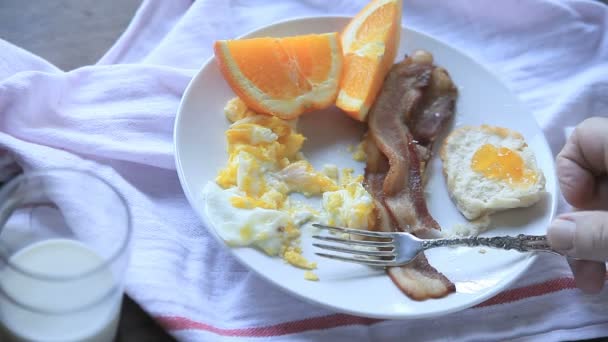 Huevos Fritos Tocino Cuñas Naranja Para Desayuno Consumidos Por Hombre — Vídeo de stock