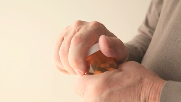 Un homme a beaucoup de difficulté avec son flacon de pilules sur ordonnance 