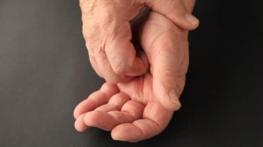 Kıdemli titreme bir parmak durdurmak istiyor