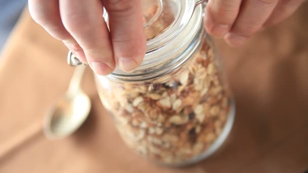 Uomo Anziano Toglie Granola Fatta Casa Barattolo — Video Stock