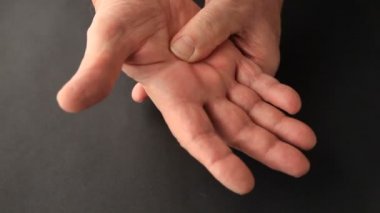 Yaşlı adam avucunun içinde bir ağrı deneyimleri