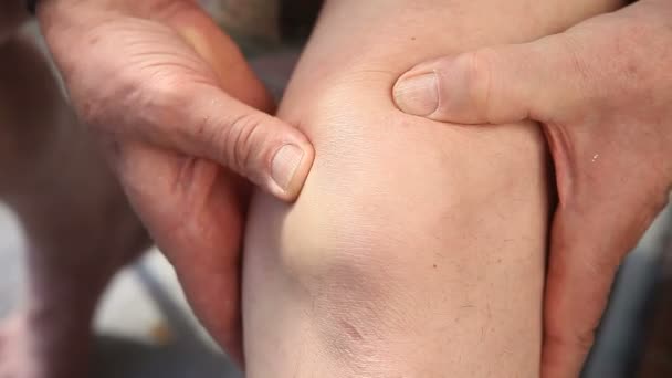 膝关节疼痛的年长男子 — 图库视频影像