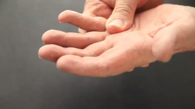 Ağrıyan bir eli olan kıdemli adam