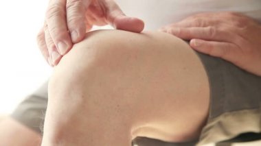 Diz eklem ağrısı ile yaşlı adam