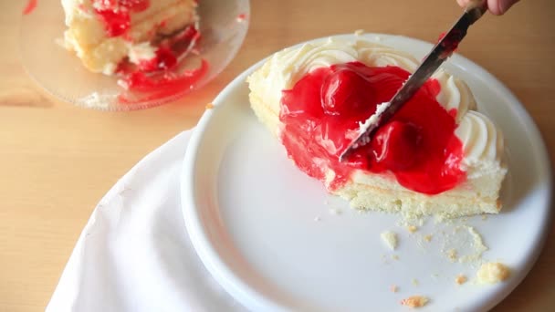 Uomo Taglia Parte Una Torta Glassata Alla Fragola — Video Stock