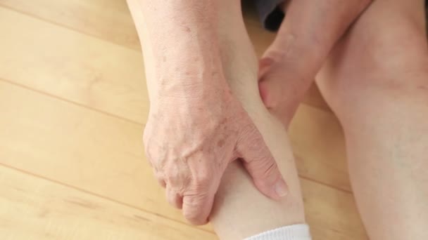 Ein Älterer Mann Reibt Sich Einen Schmerzhaften Muskel Bein — Stockvideo