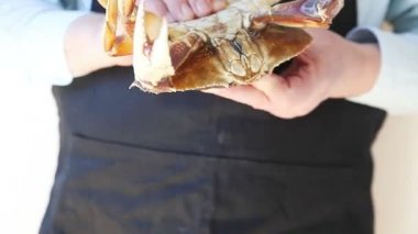 Canlı Dungeness yengeci kontrol bir aşçı