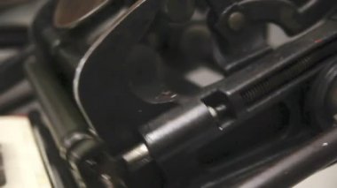 Antika bir letterpress makinesinin düzgün çalışan parçalarının ayrıntıları