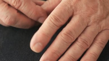 Tek parmağında istemsiz hareket olan kıdemli adam