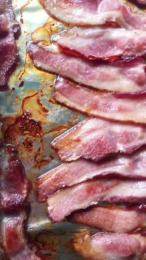 Folyo bir parça üzerinde kalın pastırma pişirme el görüntüleri