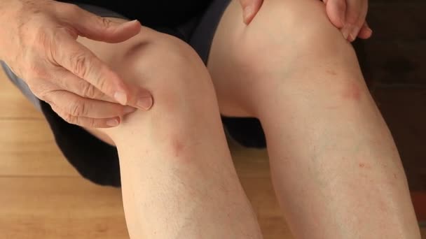 Een Senior Man Zittend Vloer Met Een Pijnlijke Knie — Stockvideo