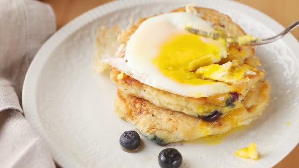 Cutting Breakfast Blueberry Pancakes Topped Fried Egg — Stock Video