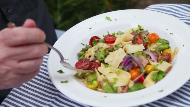 Uomo Anziano Mangia Tagliatelle Con Verdure Fresche — Video Stock