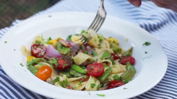 Hombre Come Una Comida Pasta Con Tomates Cherry Guisantes Frescos — Vídeo de stock