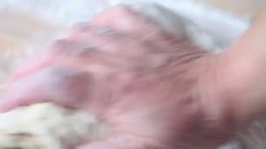 Hamur yoğurulma, bir top haline şekillendirme son aşaması