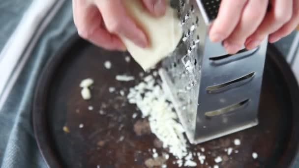 厨师用盒装搅拌机的特写镜头 用一块奶酪磨碎 — 图库视频影像