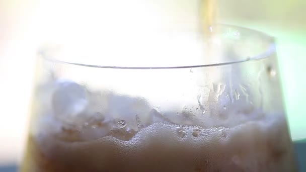Безалкогольний Напій Вливається Келих Створює Багато Бульбашок — стокове відео