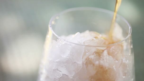 Refresco Vertido Vaso Por Una Ventana Con Bokeh — Vídeo de stock