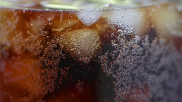 氷で炭酸清涼飲料水の泡 — ストック動画
