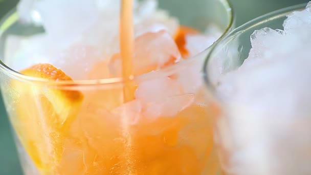 Soda Orange Carbonaté Avec Glace Concassée — Video