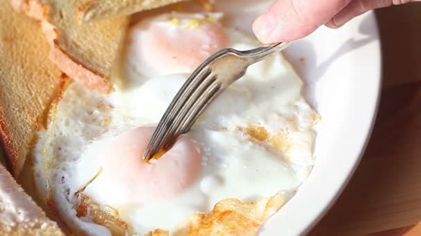 朝食の目玉焼きをトーストで食べる男 — ストック動画