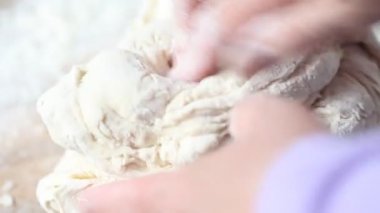 Ekmek hamurunun yükselmesi için bir forma dönüşmesi