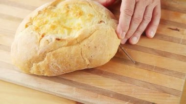Metin için yer olan kesme tahtasına peynirli ekmek dilimleme
