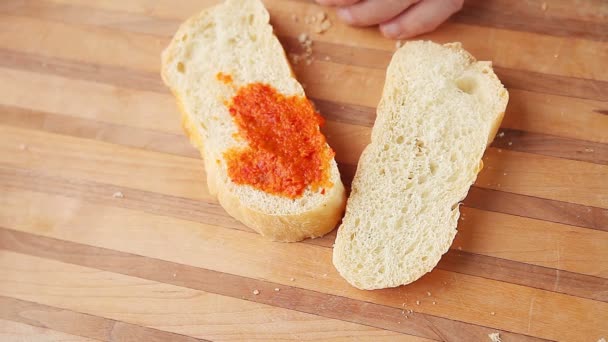 Kopya Alanı Ile Bir Kesme Tahtası Üzerinde Bruschetta Hazırlanması — Stok video