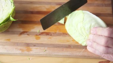 Cook ince kesme tahtası üzerinde lahana dilimleri