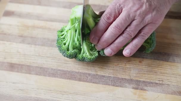 Cocinero Cortando Brócoli Floretes — Vídeo de stock