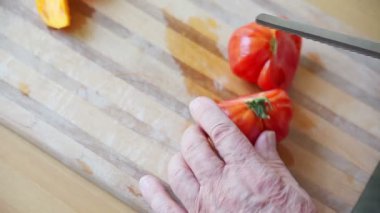 Bir adam metin için oda ile olgun bir domates keser