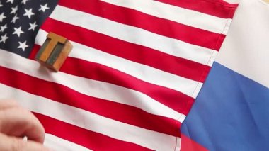 Bir adam Amerikan ve Rus bayrakları üzerinde ahşap türü ile kelime ihanet oluşturur