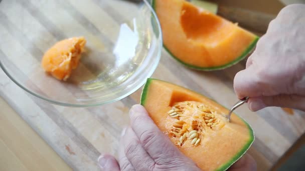 Escavar Sementes Cantaloupe Com Uma Colher — Vídeo de Stock