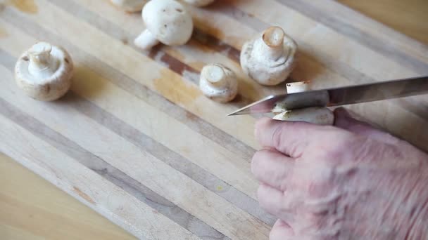 Homem Prepara Cogumelos Uma Tábua Corte — Vídeo de Stock