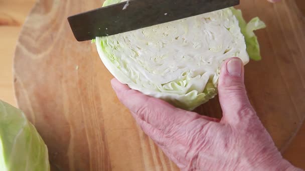 Hombre Prepara Repollo Para Cocinar — Vídeos de Stock