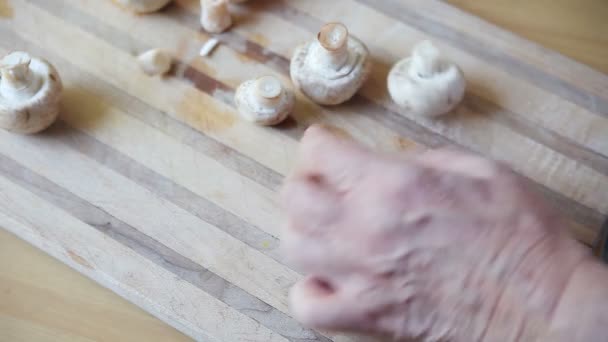 Een Man Plakjes Een Paddestoel Een Houten Snijplank — Stockvideo