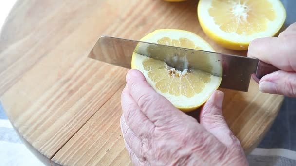 Quartering Uma Toranja Fresca Com Uma Faca Afiada — Vídeo de Stock