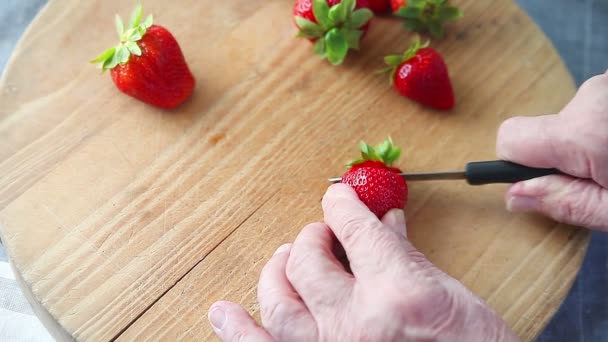 Homme Âgé Découpe Une Fraise Fraîche Sur Une Planche Découper — Video