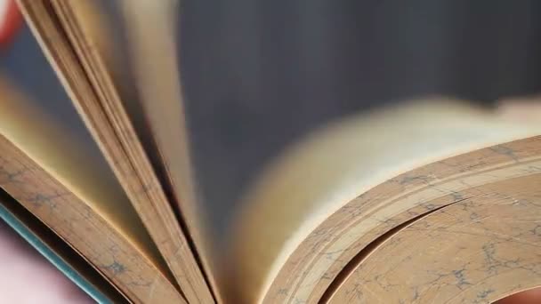 Un homme sort des pages d'un très vieux livre 