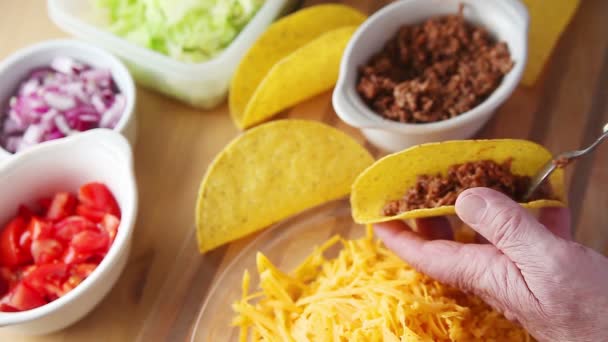 Uomo Più Anziano Prepara Taco Con Pomodori Cipolle Lattuga Carne — Video Stock