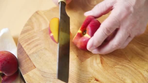 一个男人在有文字空间的切割板上切一个新鲜的桃子 — 图库视频影像