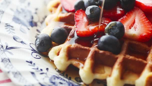 Closeup Syrup Poured Waffle Strawberries Blueberries Decorative Plate — Stock Video