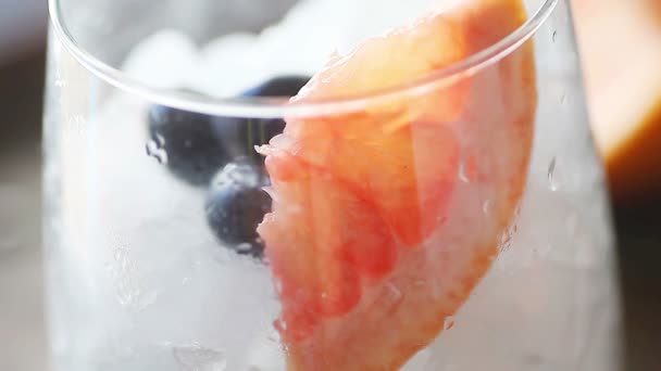 将新鲜水果加入碎冰杯 将碳酸水倒入 — 图库视频影像