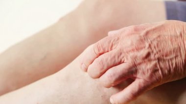 Dizinde ağrı olan yaşlı adam