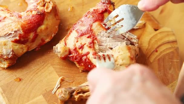 Hombre Usa Dos Tenedores Para Sacar Carne Pollo Los Huesos — Vídeo de stock