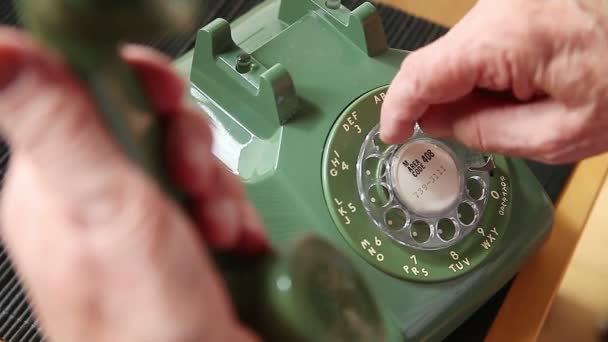 Oudere Man Met Behulp Van Een Vintage Groene Telefoon Close — Stockvideo