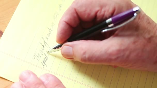 Homme Âgé Écrivant Cursif Sur Une Feuille Papier Jaune — Video